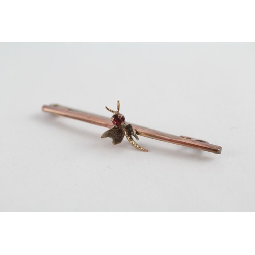 242 - 9ct gold red paste dragonfly bar brooch (1.1g)