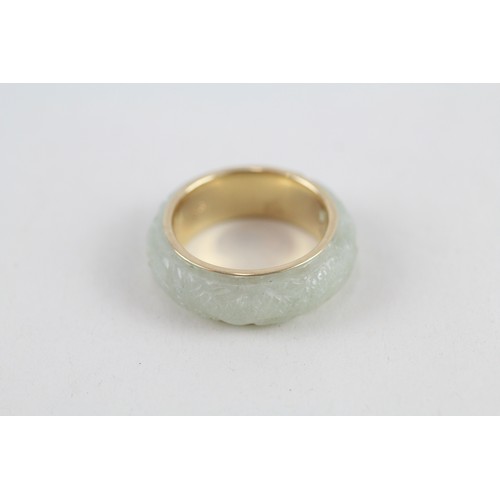 253 - 14ct gold carved jade band ring (4.6g) ring size n/o