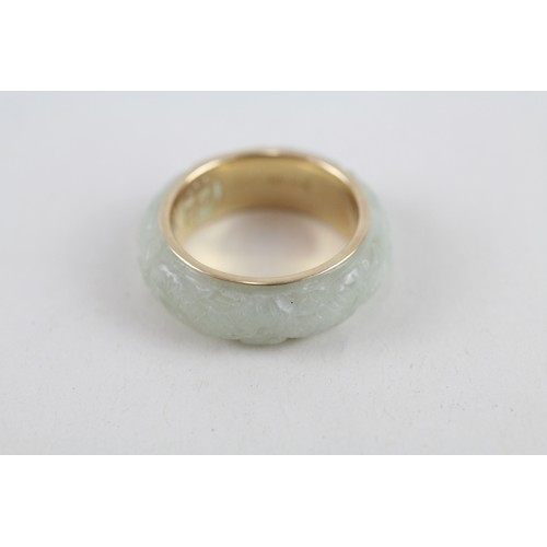 253 - 14ct gold carved jade band ring (4.6g) ring size n/o