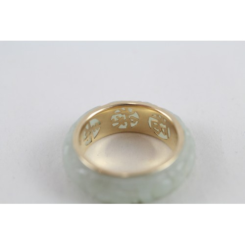 253 - 14ct gold carved jade band ring (4.6g) ring size n/o