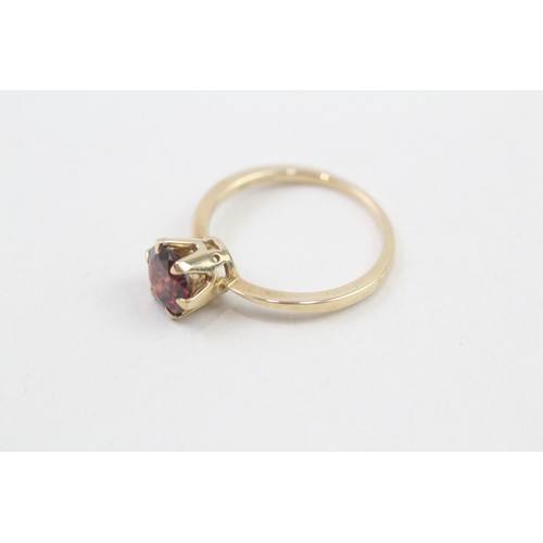 273 - 9ct gold garnet single stone ring (2.1g) ring size O