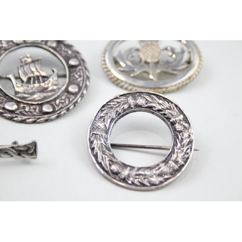 427 - A collection of silver Scottish brooches (36g)