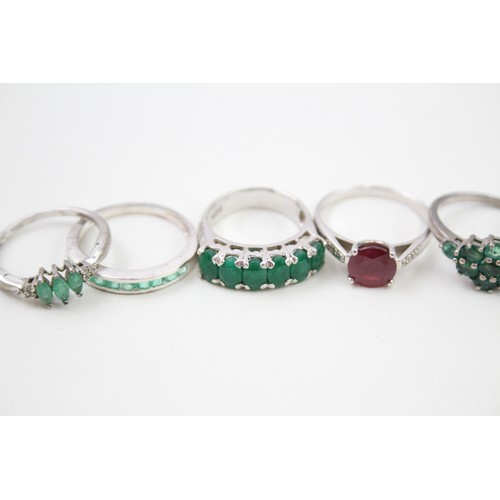 430 - A collection of silver gemstone rings including Emerald (21g)