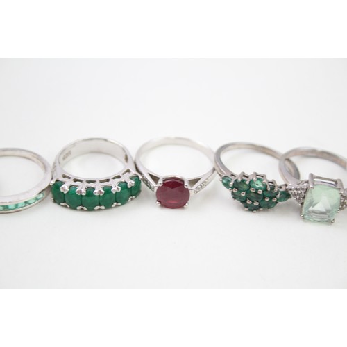 430 - A collection of silver gemstone rings including Emerald (21g)