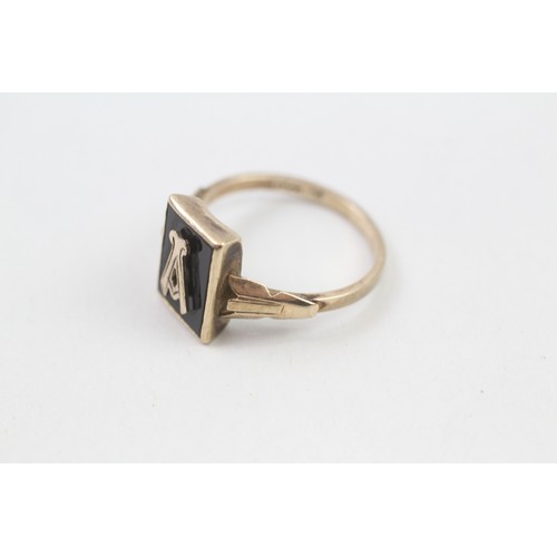 289 - 9ct gold black onyx letter A dress ring (2.8g) Ring size Q