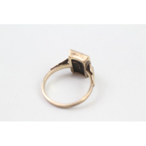 289 - 9ct gold black onyx letter A dress ring (2.8g) Ring size Q