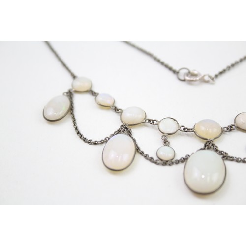 453 - Silver necklace with Opal drops (7g)