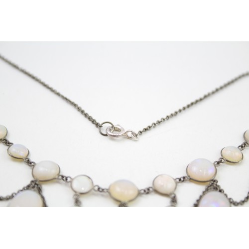 453 - Silver necklace with Opal drops (7g)