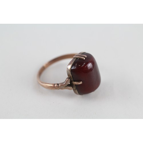 302 - 7ct gold bakelite single stone ring (3.2g) Ring size r/s