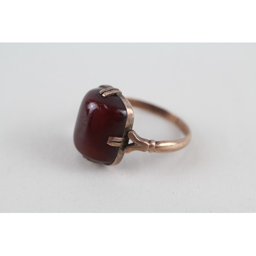 302 - 7ct gold bakelite single stone ring (3.2g) Ring size r/s