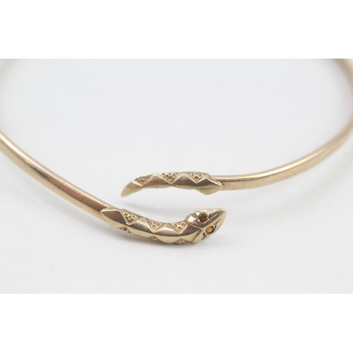 303 - 9ct gold snake bangle with garnet eyes (4.9g)