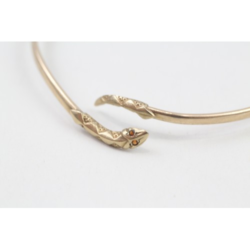 303 - 9ct gold snake bangle with garnet eyes (4.9g)