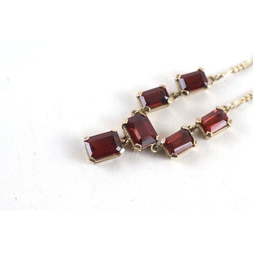 310 - 9ct gold garnet drop pendant necklace (4.9g)