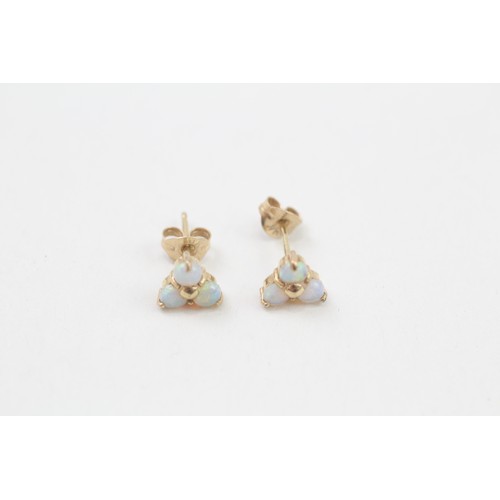 313 - 14ct gold opal cluster stud earrings (0.9g)