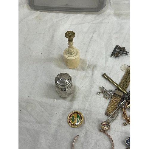 525 - Selection of collectables includes jewellery, pepper shaker etch