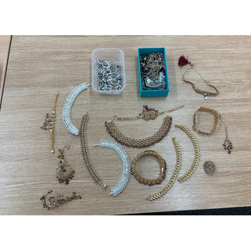 532A - Large selection of costume jewellery