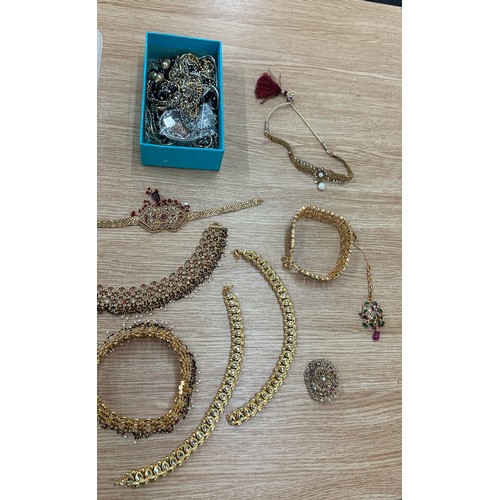 532A - Large selection of costume jewellery