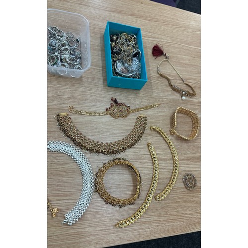 532A - Large selection of costume jewellery