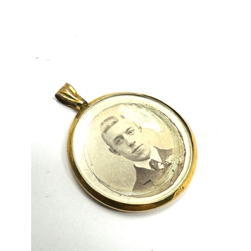 142 - 9ct gold framed photo locket