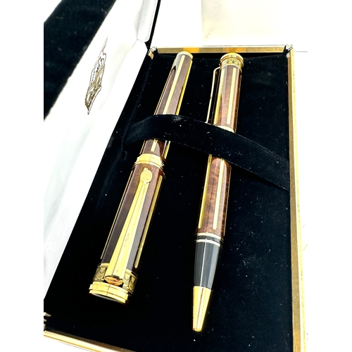 A Buckingham Palace fountain and ball point pen set, limited