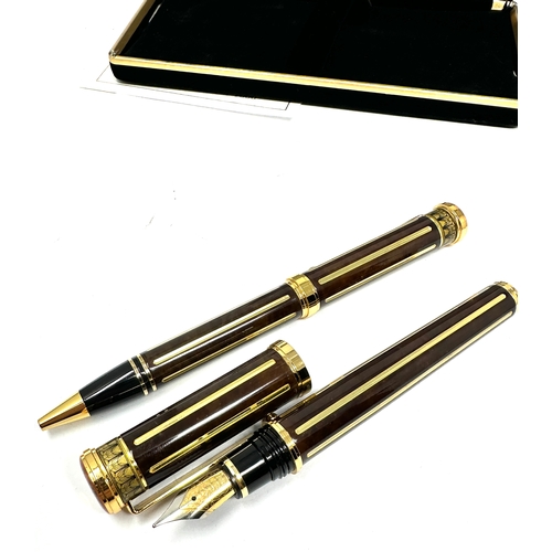 A Buckingham Palace fountain and ball point pen set, limited