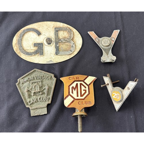 558 - Selection of vintage car mascots / badges to include MG, GB, Devon vintage car club, VM