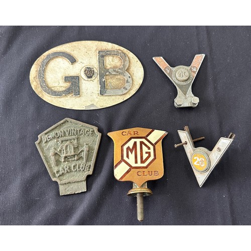 558 - Selection of vintage car mascots / badges to include MG, GB, Devon vintage car club, VM