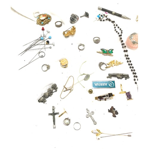 519 - Selection of costume jewellery includes rings, hatpins etc