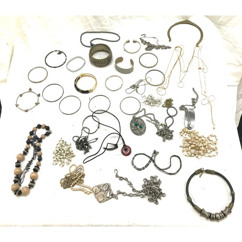 554 - Selection of costume jewellery includes necklaces, silver etc