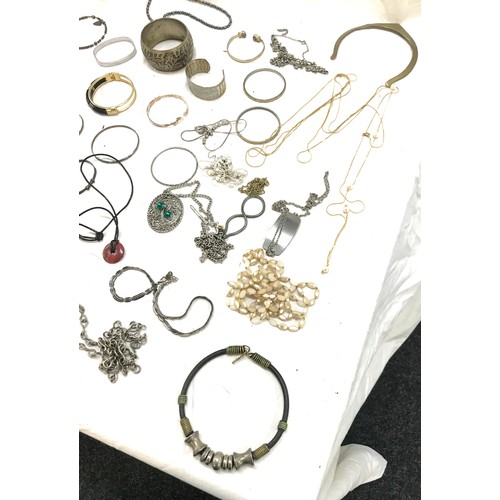 554 - Selection of costume jewellery includes necklaces, silver etc