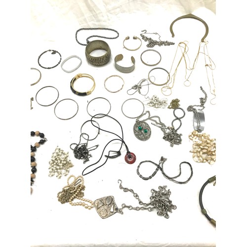 554 - Selection of costume jewellery includes necklaces, silver etc