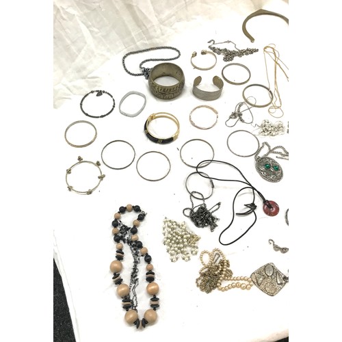 554 - Selection of costume jewellery includes necklaces, silver etc