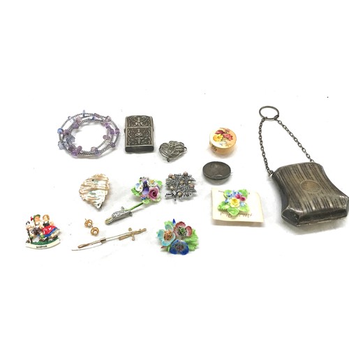 501 - Tray of costume jewellery includes silver plated purse, siam silver lighter, brooches etc