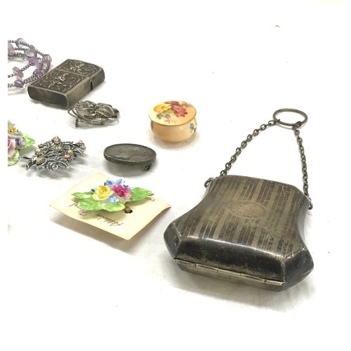 501 - Tray of costume jewellery includes silver plated purse, siam silver lighter, brooches etc