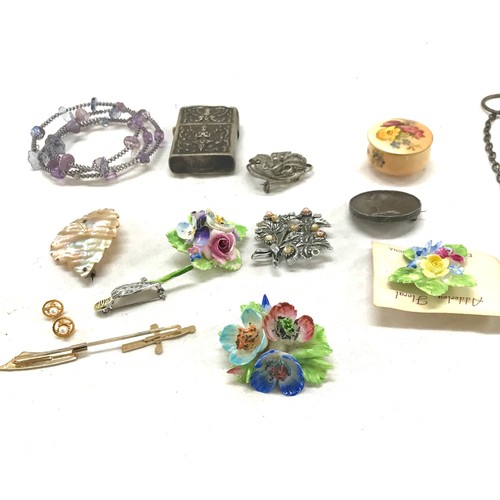 501 - Tray of costume jewellery includes silver plated purse, siam silver lighter, brooches etc