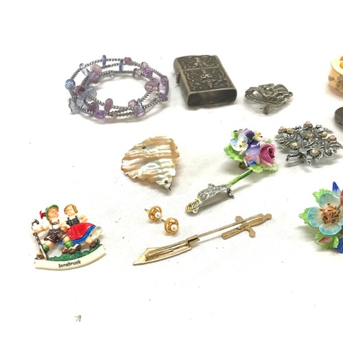 501 - Tray of costume jewellery includes silver plated purse, siam silver lighter, brooches etc