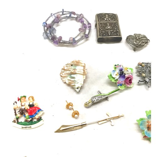 501 - Tray of costume jewellery includes silver plated purse, siam silver lighter, brooches etc