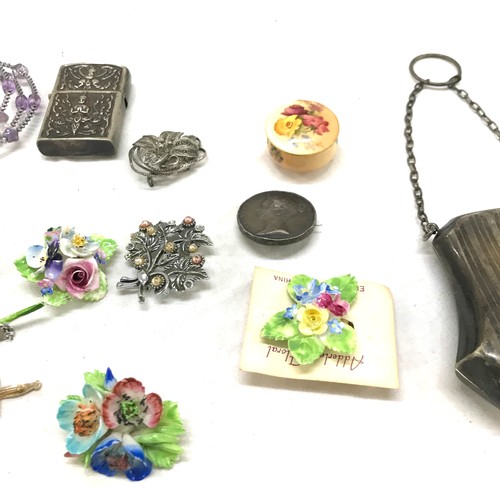 501 - Tray of costume jewellery includes silver plated purse, siam silver lighter, brooches etc