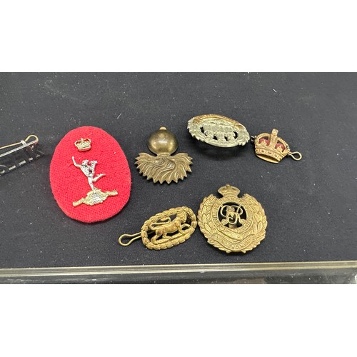 469 - WW1 and WW2 military badges