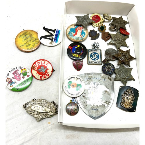 559 - Selection of vintage badges