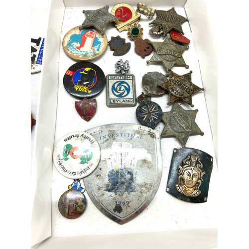 559 - Selection of vintage badges