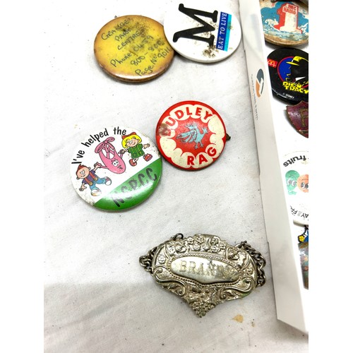 559 - Selection of vintage badges