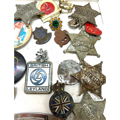 559 - Selection of vintage badges