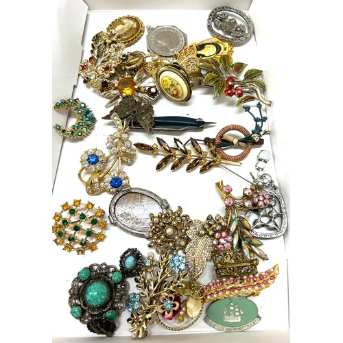 556 - Tray of vintage and later brooches