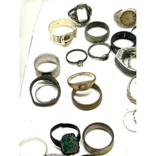 476 - Tray of assorted rings includes silver