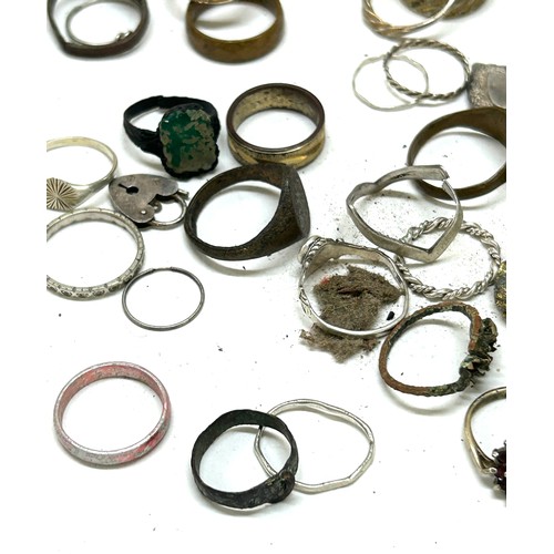 476 - Tray of assorted rings includes silver