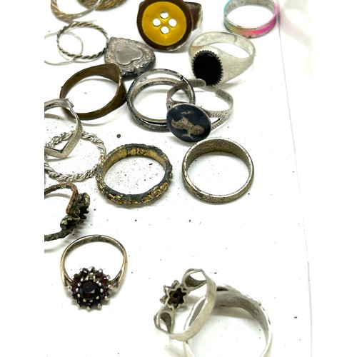 476 - Tray of assorted rings includes silver