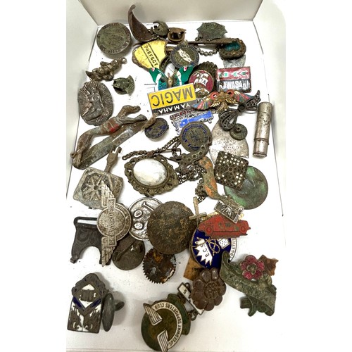 497 - Tray of collectables includes badges etc