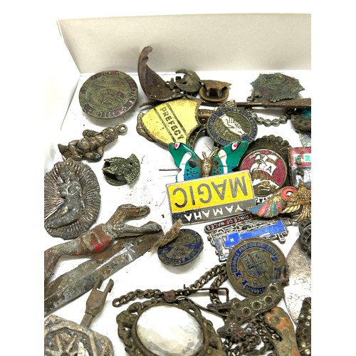 497 - Tray of collectables includes badges etc