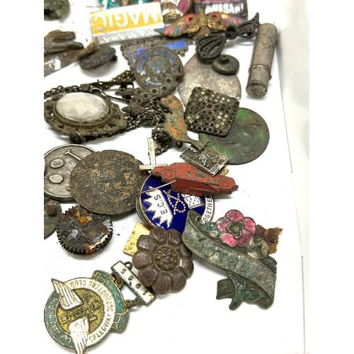 497 - Tray of collectables includes badges etc